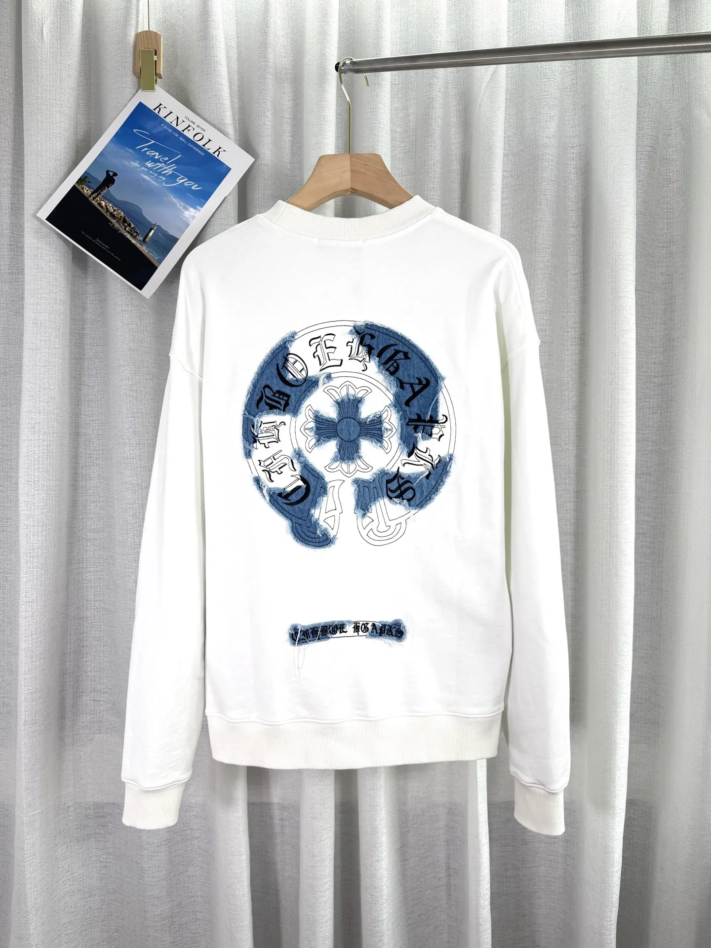 P260 top version, real shot without P, ​​different from market currency) 𝗖𝗵𝗿𝗼𝗺𝗲 𝗛𝗲𝗮𝗿𝘁𝘀/Cro Heart 2025 Patch Embroidery Autumn and Winter New Original Single Counter American Acid Washed Distressed Laser Burnt Patch Embroidery Couple Casual Sweater 👑The highest version! Customized fabric 440g tripe terry fabric! American acid-washed and distressed original fabric laser burnt ✟appliqué embroidery and exquisite embroidery of letters! The best-selling model in the counter, very comfortable to wear. Accessories: original molded and authenticated collar label➕100% silk wash label. Genuine purchase-grade original hangtag➕matching hanging rope➕3D hanging beads➕original packaging bag. Craftsmanship: The original version has consistent wiring! The highest version of the armhole matching technique! Color: White Black Size: S M L XL Style Number: 25-309